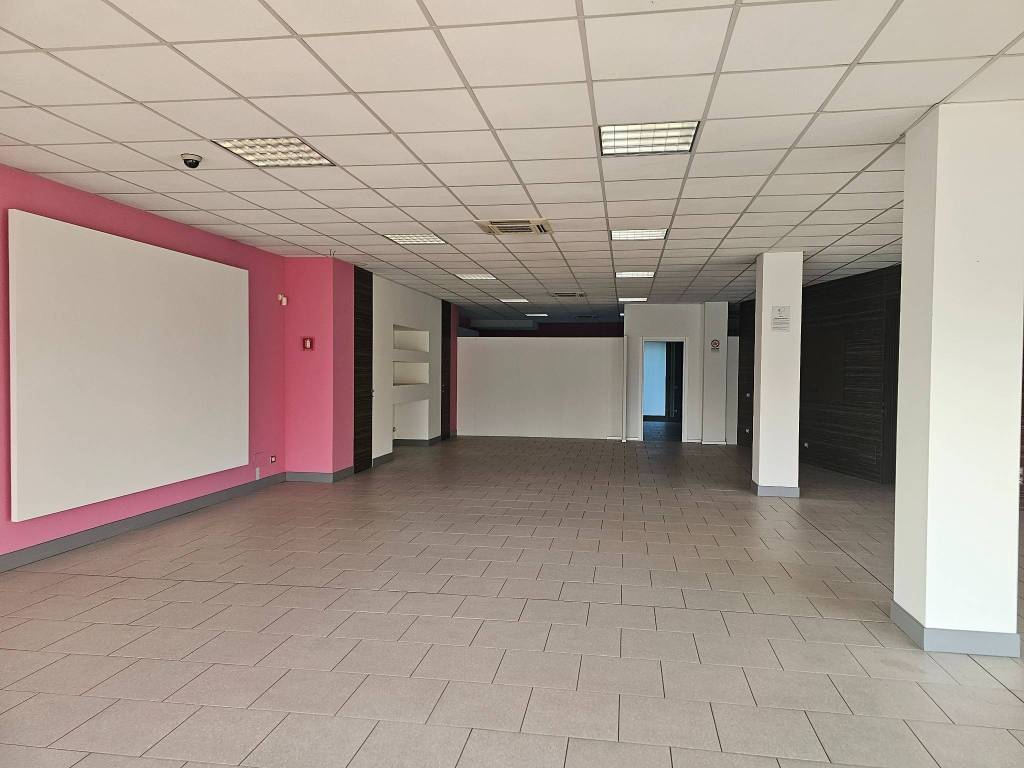 negozio in vendita a Valbrembo in zona Scano al Brembo