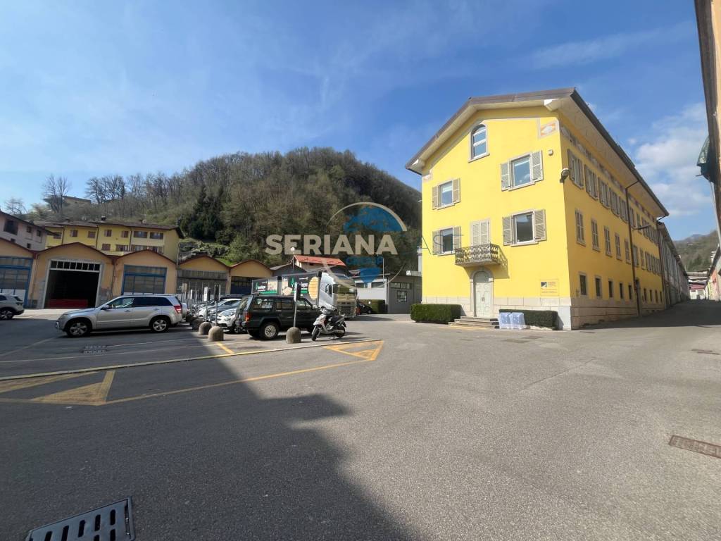 locale commerciale in vendita a Vertova