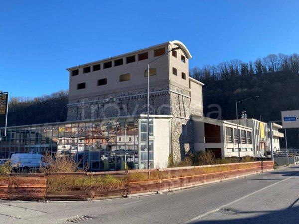 locale commerciale in vendita a Vertova