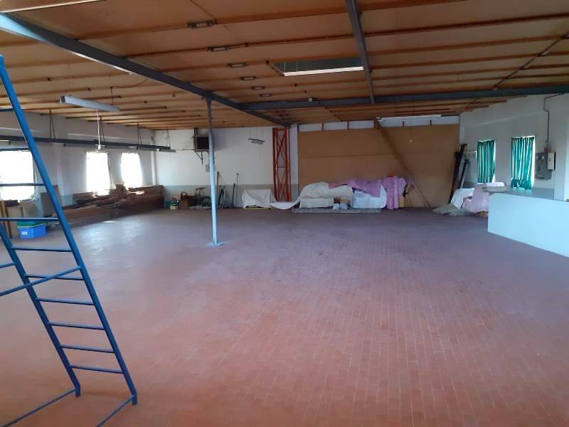 locale commerciale in vendita a Vertova