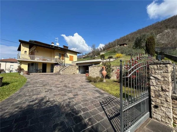 casa indipendente in vendita a Viadanica in zona Pietra