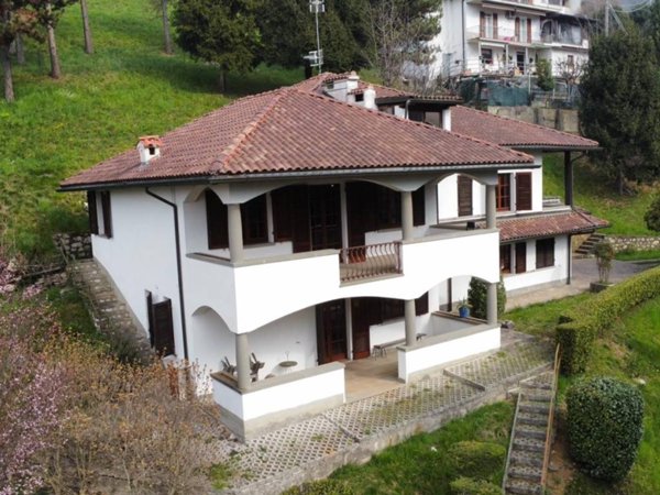 casa indipendente in vendita a Viadanica in zona Colognola