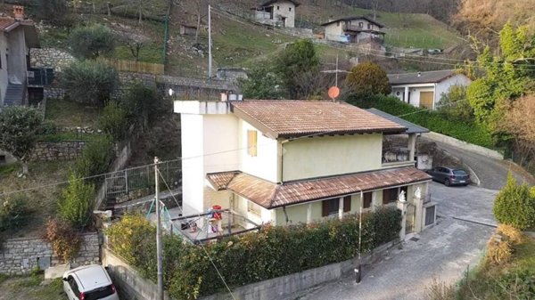 casa indipendente in vendita a Viadanica in zona Colognola