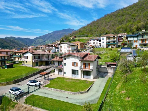 casa indipendente in vendita a Viadanica in zona Pietra