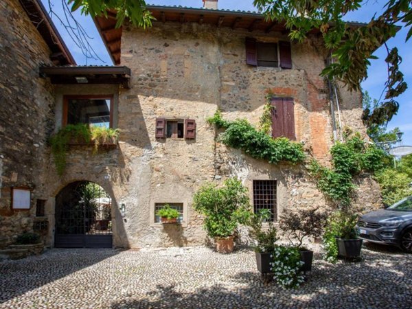 casa indipendente in vendita a Villa d'Adda in zona Alzata