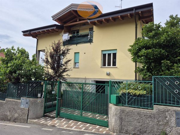 casa indipendente in vendita a Villa d'Adda in zona Rossera