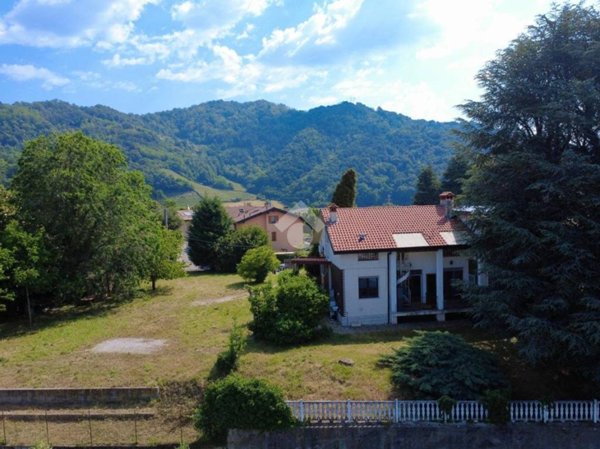 casa indipendente in vendita a Villa d'Adda in zona Valle