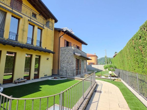 appartamento in vendita a Villa d'Adda in zona Rossera