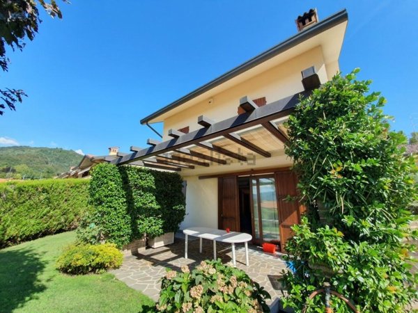 casa indipendente in vendita a Villa d'Adda in zona Rossera