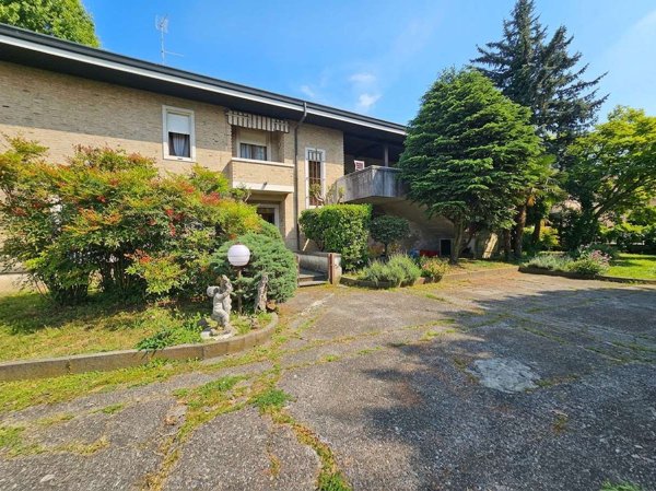 casa indipendente in vendita a Villa d'Adda in zona Rossera