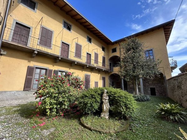 casa indipendente in vendita a Villa d'Adda in zona Rossera