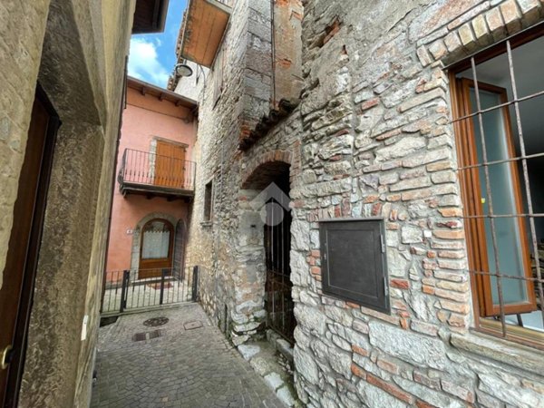 casa indipendente in vendita a Villa d'Almè in zona Bruntino