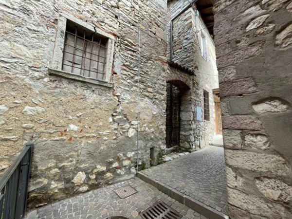 casa indipendente in vendita a Villa d'Almè in zona Bruntino