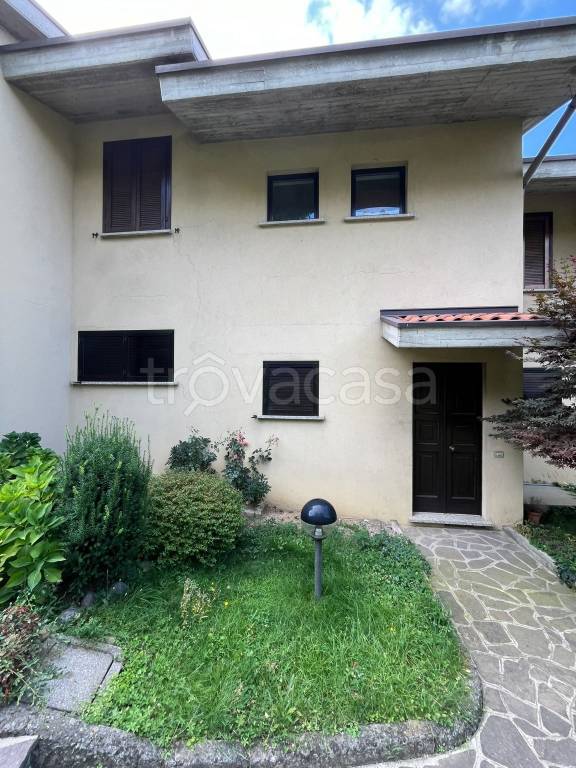 casa indipendente in vendita a Villa d'Almè