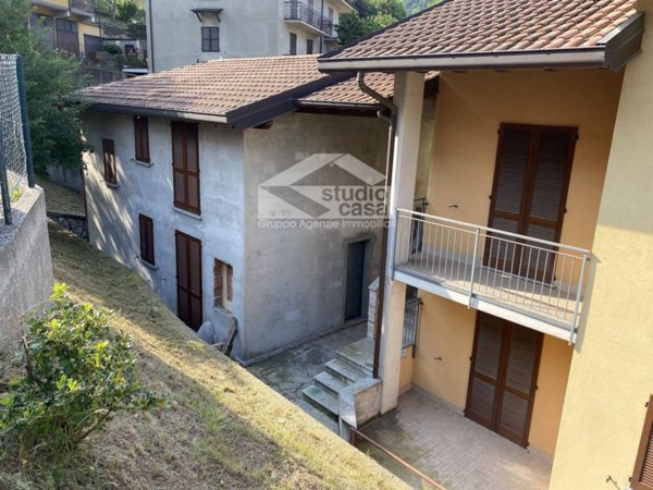 casa indipendente in vendita a Villa d'Almè in zona Campana