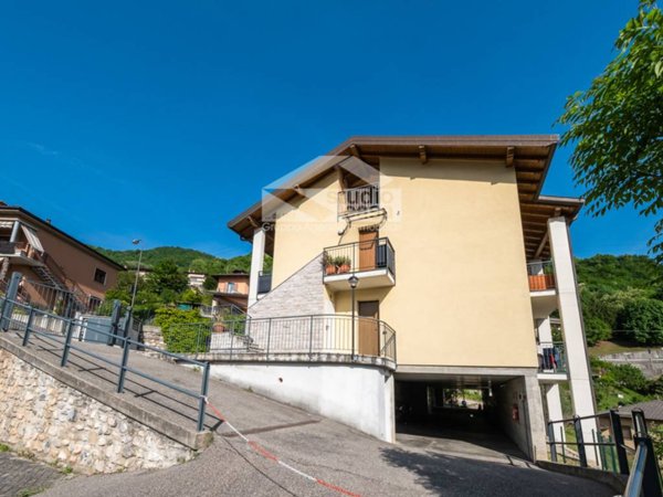 casa indipendente in vendita a Villa d'Almè in zona Campana