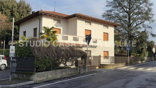 casa indipendente in vendita a Villa d'Almè
