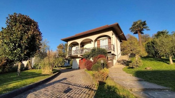 casa indipendente in vendita a Villa d'Almè in zona Bruntino