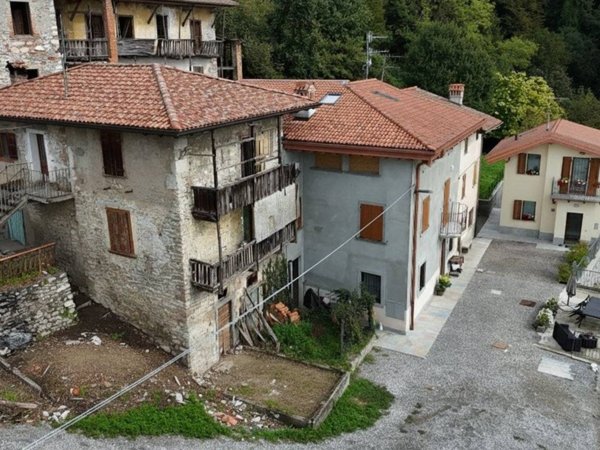 casa indipendente in vendita a Villa d'Almè in zona Bruntino