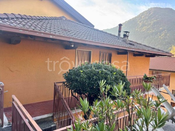 casa indipendente in vendita a Villa d'Almè in zona Campana