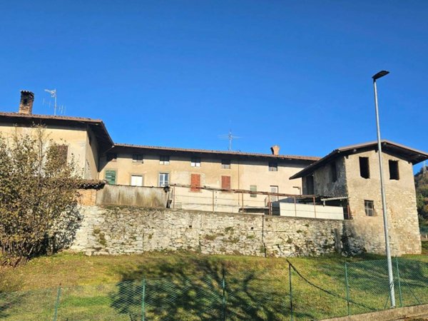 casa indipendente in vendita a Villa d'Almè in zona Bruntino