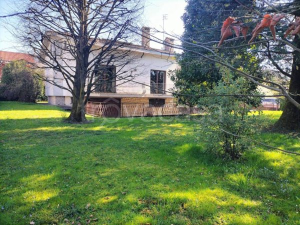 casa indipendente in vendita a Villa d'Almè in zona Bruntino