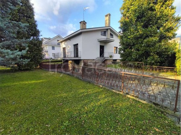 casa indipendente in vendita a Villa d'Almè