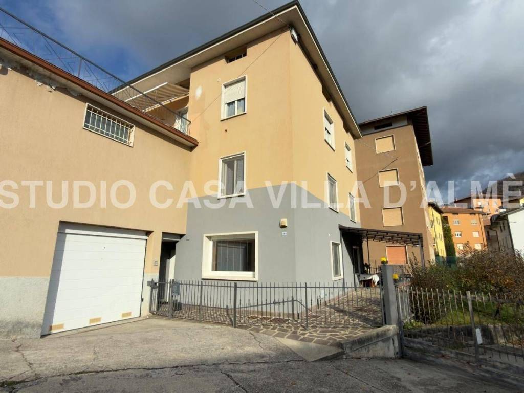 casa indipendente in vendita a Villa d'Almè