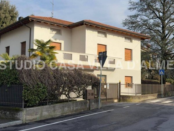 casa indipendente in vendita a Villa d'Almè