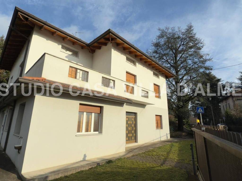 casa indipendente in vendita a Villa d'Almè