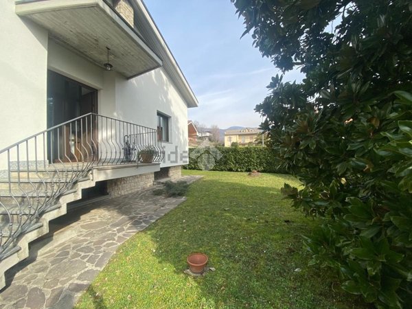 casa indipendente in vendita a Villa d'Almè in zona Bruntino