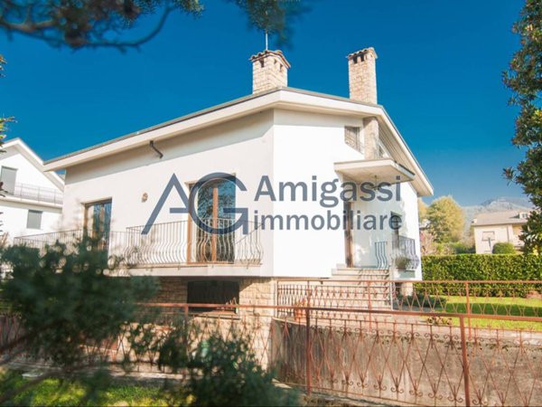 casa indipendente in vendita a Villa d'Almè in zona Viola