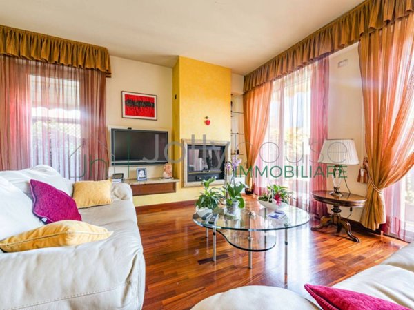 casa indipendente in vendita a Villa di Serio