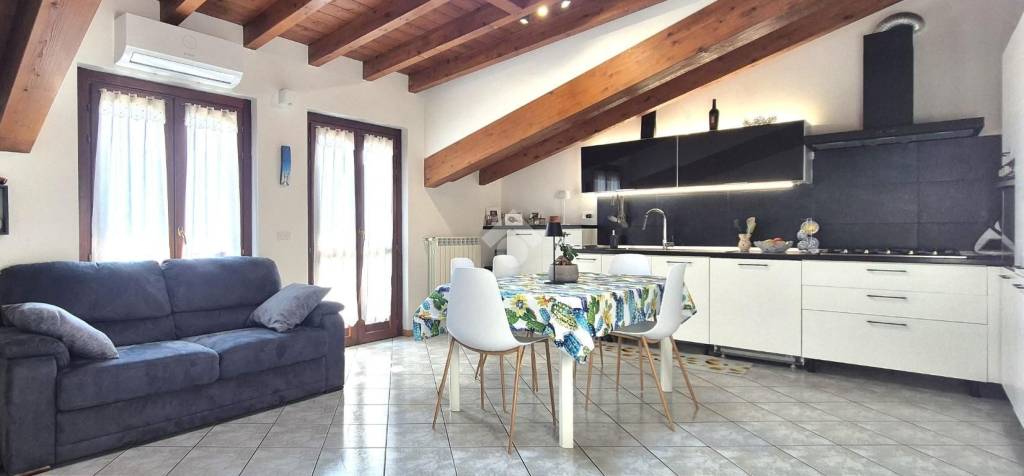 appartamento in vendita a Zandobbio in zona Selva