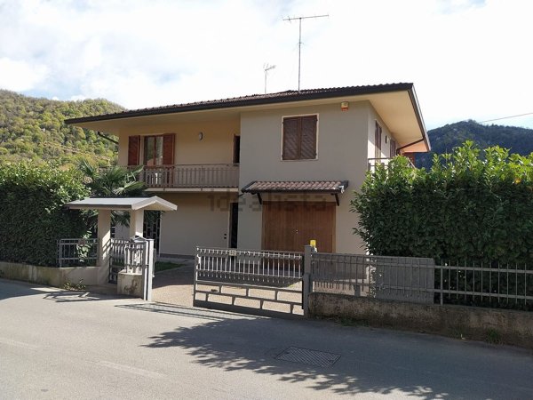 casa indipendente in vendita a Zandobbio in zona Selva