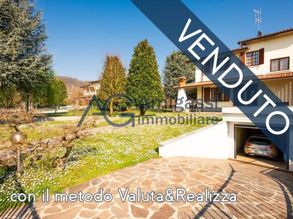 casa indipendente in vendita a Zandobbio