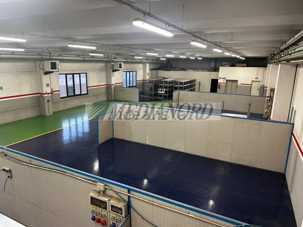 capannone in vendita a Zanica