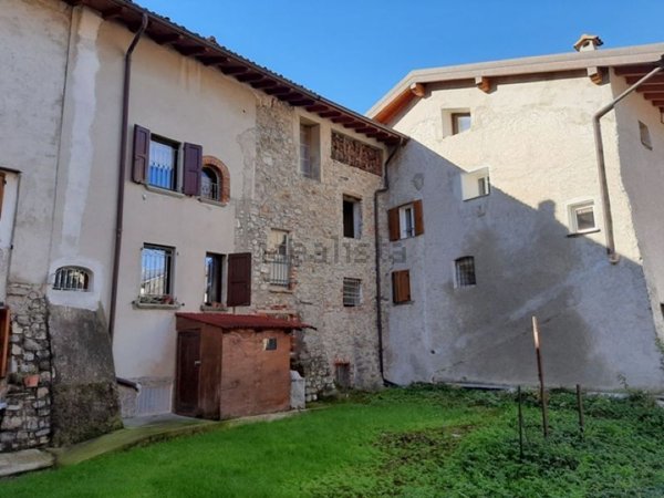 casa semindipendente in vendita a Zogno in zona Endenna