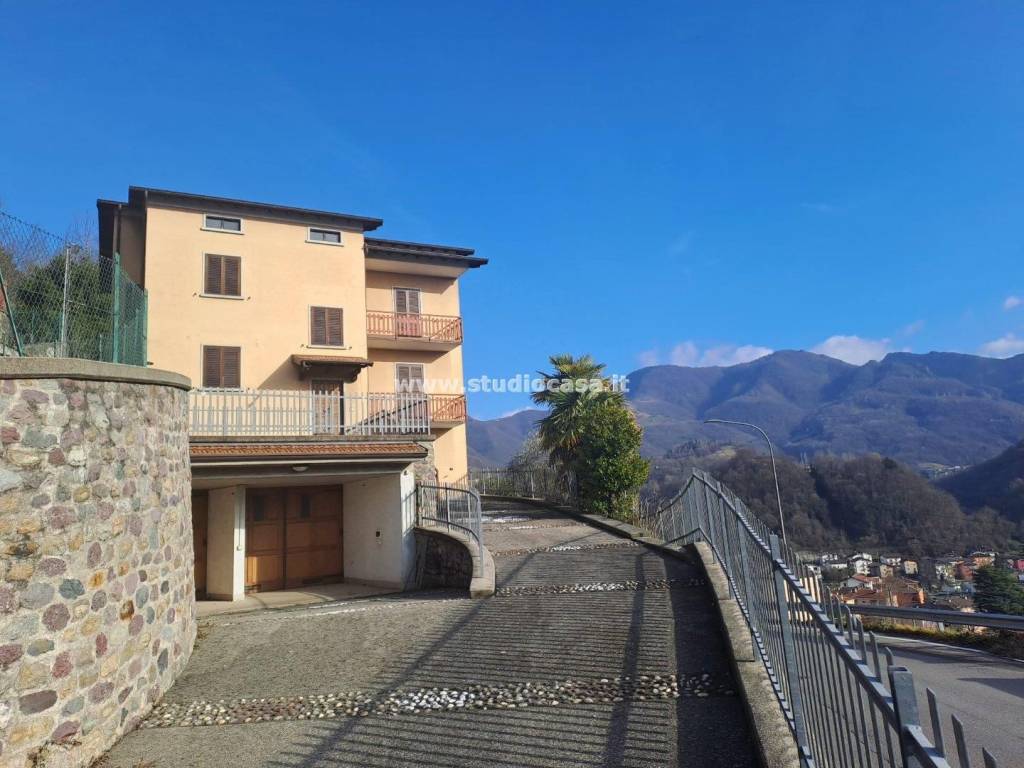 casa semindipendente in vendita a Zogno