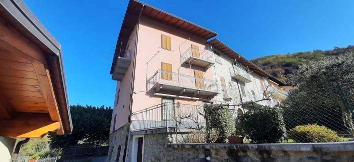 casa semindipendente in vendita a Zogno in zona Endenna