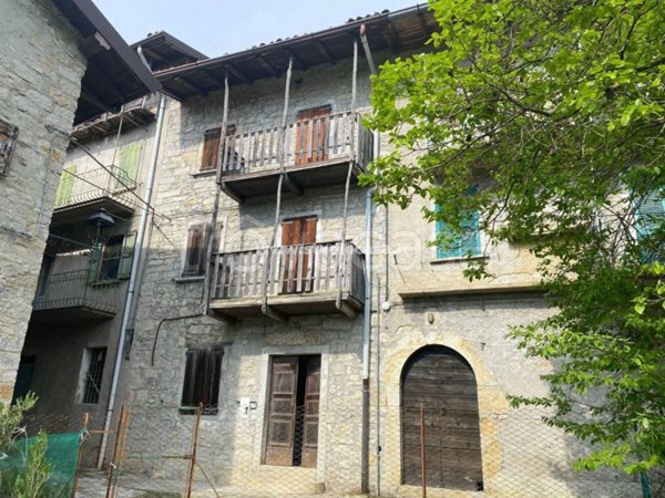 casa indipendente in vendita a Zogno in zona Ambria / Spino al Brembo