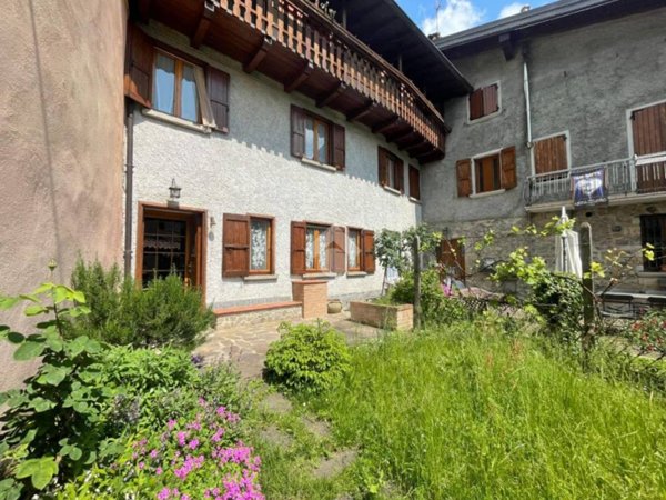casa indipendente in vendita a Zogno in zona Poscante
