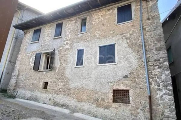 casa indipendente in vendita a Zogno in zona Poscante