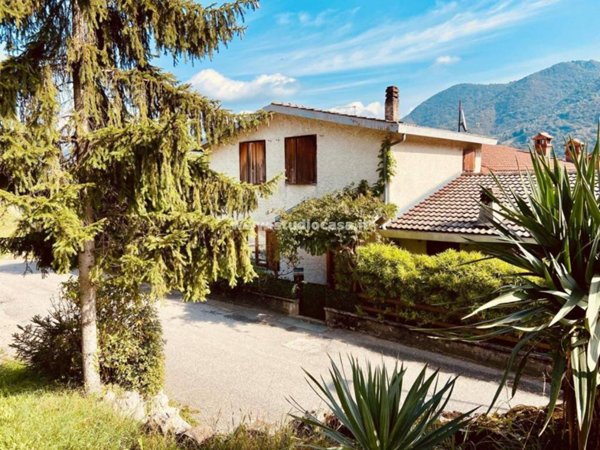 casa indipendente in vendita a Zogno in zona Ambria / Spino al Brembo