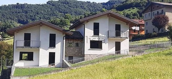 casa indipendente in vendita a Zogno in zona Poscante