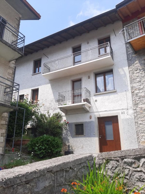 casa indipendente in vendita a Zogno in zona Somendenna