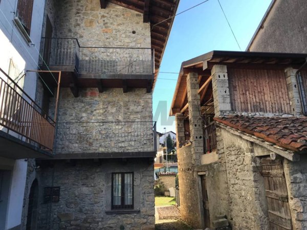 casa indipendente in vendita a Zogno in zona Somendenna