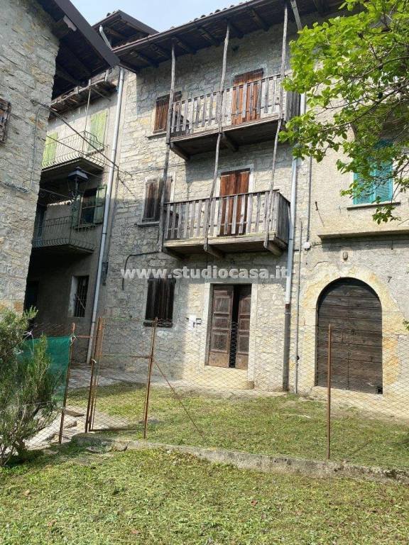 casa indipendente in vendita a Zogno in zona Ambria / Spino al Brembo