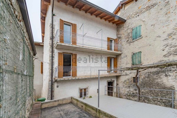 casa indipendente in vendita a Zogno in zona Endenna