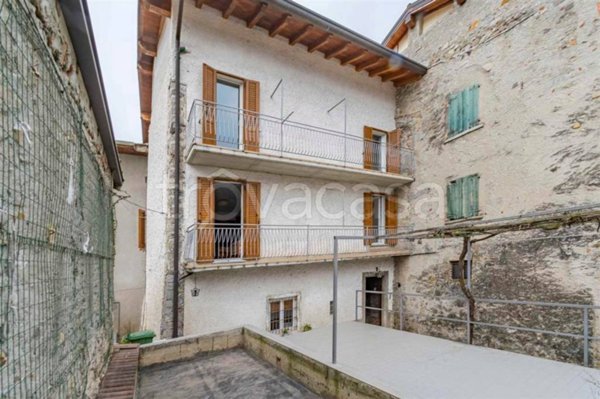casa indipendente in vendita a Zogno in zona Endenna